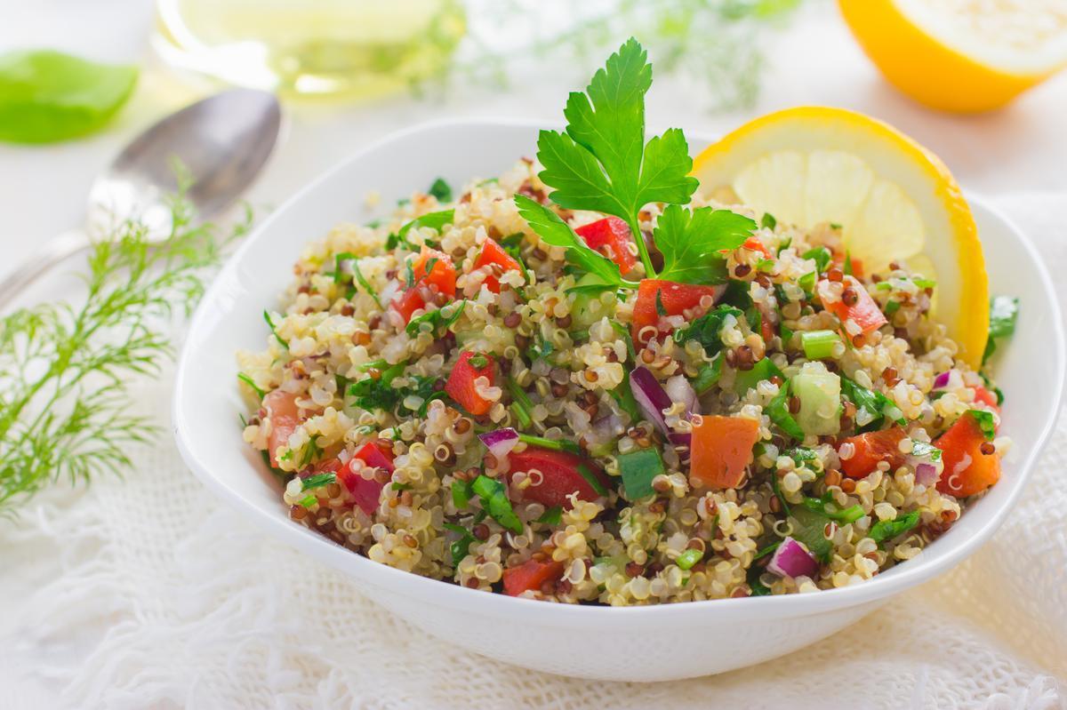 Madamefigaro's tweet photo. L'alimentation crue peut être d'une grande diversité, la preuve avec cette recette sans gluten et sans cuisson de #taboulet de #quinoa et légumes croquants. #Cuisine #Recette >> https://t.co/OIiFvi6ktS https://t.co/aGAydlGdtl