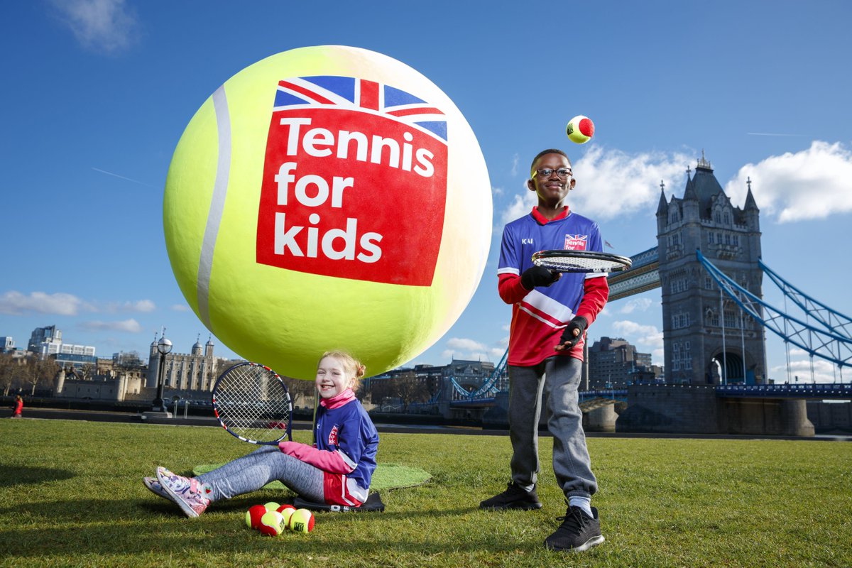 A giant 🎾, a couple of 😀 kids and Tower Bridge - it must be the return of #TennisForKids! 

Get 6 lessons, a racket &amp; ball set and personalised t-shirt for £25. Sign up now 👉 po.st/TFK2018