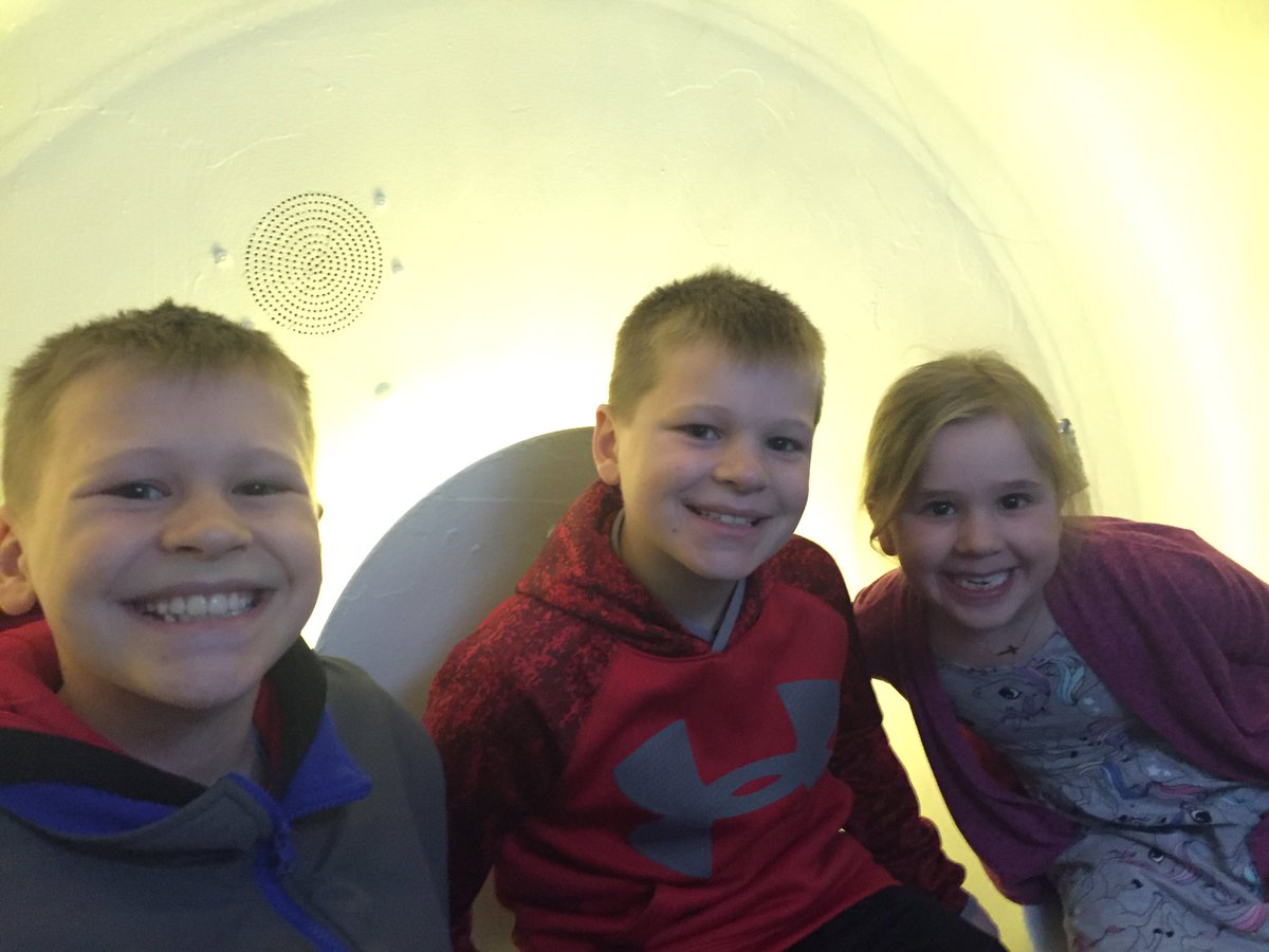 KellyHoff10's tweet photo. Riding the tram 630 feet to the top of the St Louis Arch @MissBin103 https://t.co/XJUABh2pIa