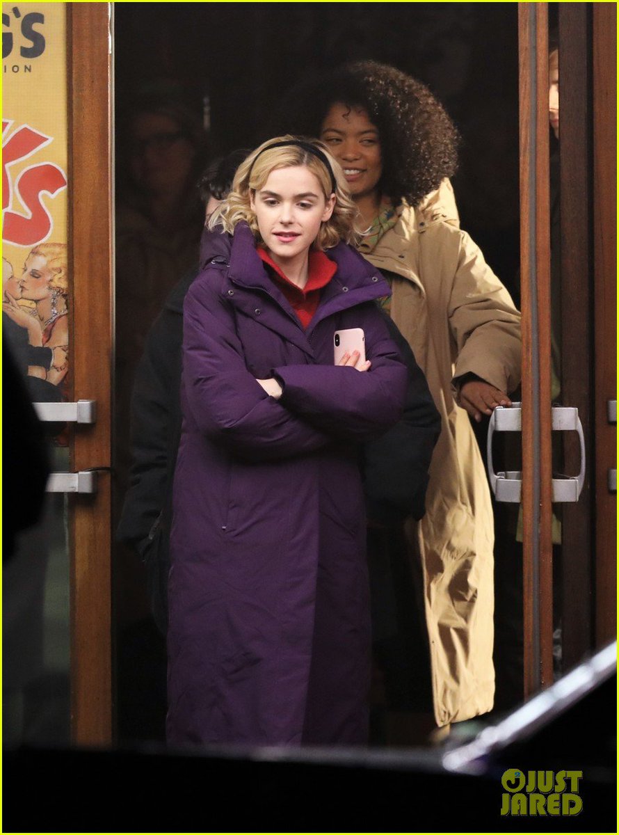 SabrinaChilling's tweet photo. Behind the Scenes photos of the cast filming #ChillingAdventuresOfSabrina in Vancouver. (Via Just Jared) #SabrinaOnNetflix https://t.co/Z0n9AYghvs