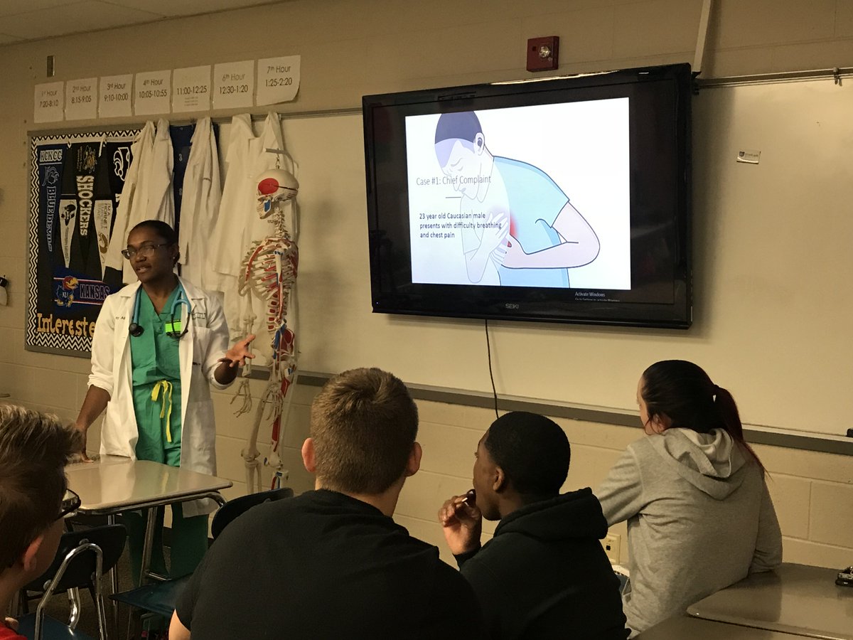 THSjag_910's tweet photo. Dr. Williams challenging the students to “think like a doctor” and learning  what questions to ask when trying to assess a patient #turner202strong #jagk https://t.co/KMnvHY1zGa