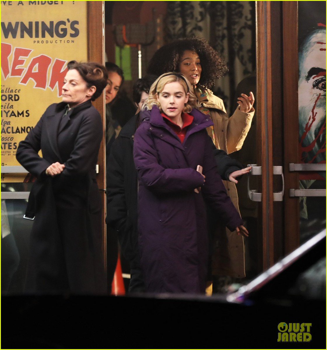 SabrinaChilling's tweet photo. More Behind the Scenes photos of the cast filming #ChillingAdventuresOfSabrina in Vancouver. #SabrinaOnNetflix #SabrinaHorror (Via Just Jared). https://t.co/6f4TBb9OCq
