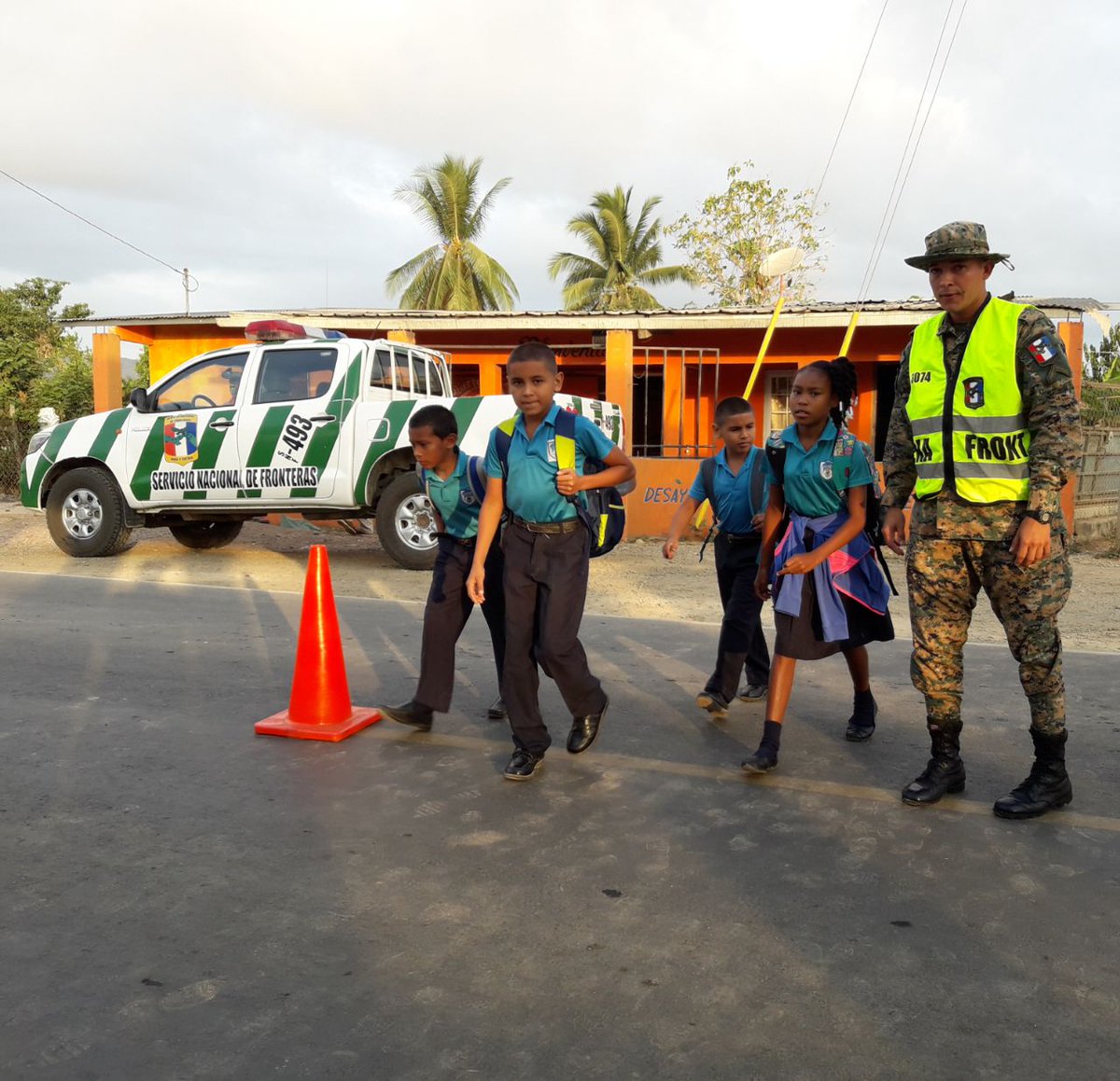 senafrontpanama's tweet photo. Estamos garantizando la #SeguridadVial de los estudiantes del CEBG Marcos Alarcón, escuelas de Portuchada y de Punuloso. #ProgresoSeguro #SeguridadCiudadana #EducadoresVigilantes #Marca109 https://t.co/eOnFiY8OC8