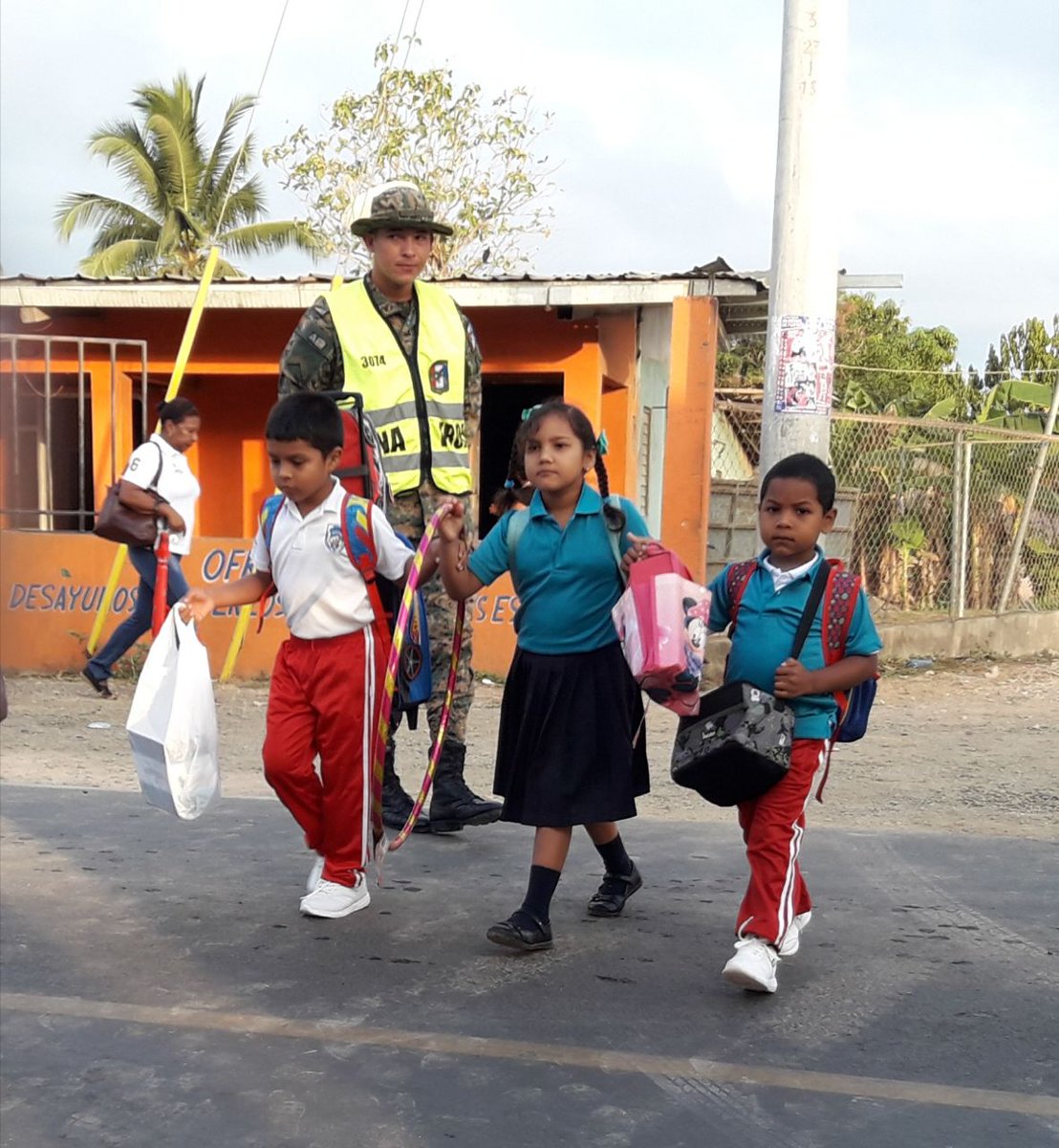 senafrontpanama's tweet photo. Estamos garantizando la #SeguridadVial de los estudiantes del CEBG Marcos Alarcón, escuelas de Portuchada y de Punuloso. #ProgresoSeguro #SeguridadCiudadana #EducadoresVigilantes #Marca109 https://t.co/eOnFiY8OC8
