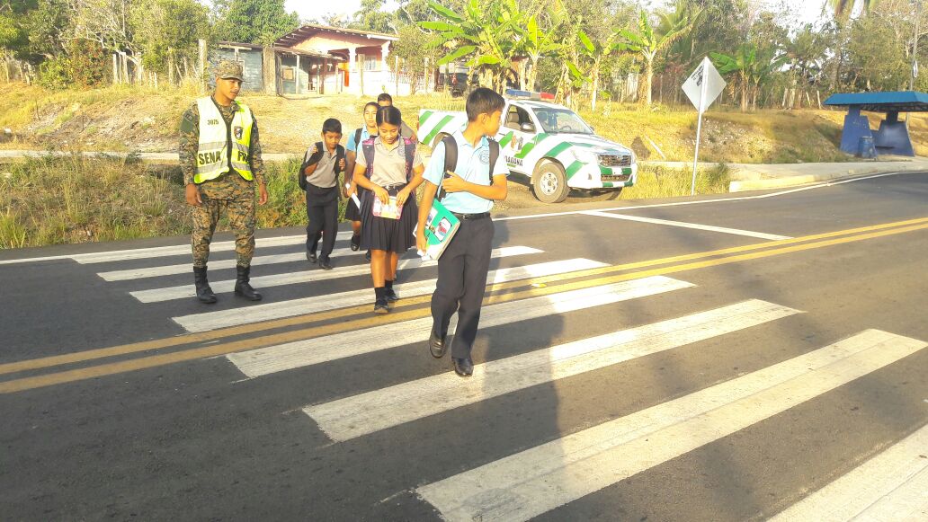 senafrontpanama's tweet photo. Estamos garantizando la #SeguridadVial de los estudiantes del CEBG Marcos Alarcón, escuelas de Portuchada y de Punuloso. #ProgresoSeguro #SeguridadCiudadana #EducadoresVigilantes #Marca109 https://t.co/eOnFiY8OC8