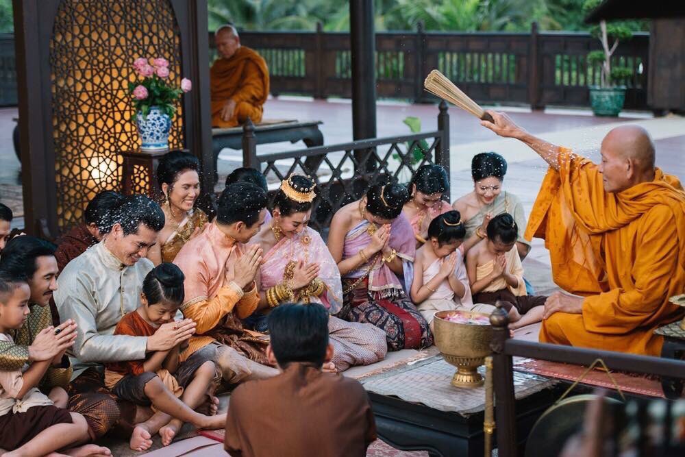 หลวงพ่อซัดน้ำดุจดั่งเล่นน้ำสงกรานต์เลยหนา ก่อนกลับเรือนต้องเช็ดตัว ไดร์ผมกันเลยทีเดียว #บุพเพสันนิวาส