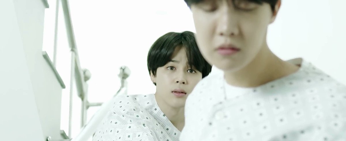 minjiiminie's tweet photo. Jin changed the timeline so Taehyung wouldn't be a murderer that's why on the second shot Hoseok is there instead of the corpse, but changing Hoseok meant leaving Jimin alone in the mental facility #Euphoria 

I believe this because both shots have the same composition https://t.co/hBIoPCmYNo