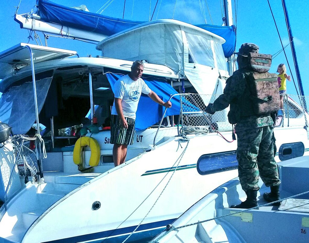 senafrontpanama's tweet photo. Constantes patrullajes marítimo, por el área de Carti Tupile en Guna Yala; brindamos información sobre medidas de prevención a turistas y verificación de documentos para se cumplan con las normas de seguridad al zarpar. #ProgresoSeguro #Marca109 https://t.co/CjUIX4OcdL
