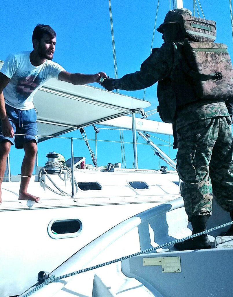 senafrontpanama's tweet photo. Constantes patrullajes marítimo, por el área de Carti Tupile en Guna Yala; brindamos información sobre medidas de prevención a turistas y verificación de documentos para se cumplan con las normas de seguridad al zarpar. #ProgresoSeguro #Marca109 https://t.co/CjUIX4OcdL