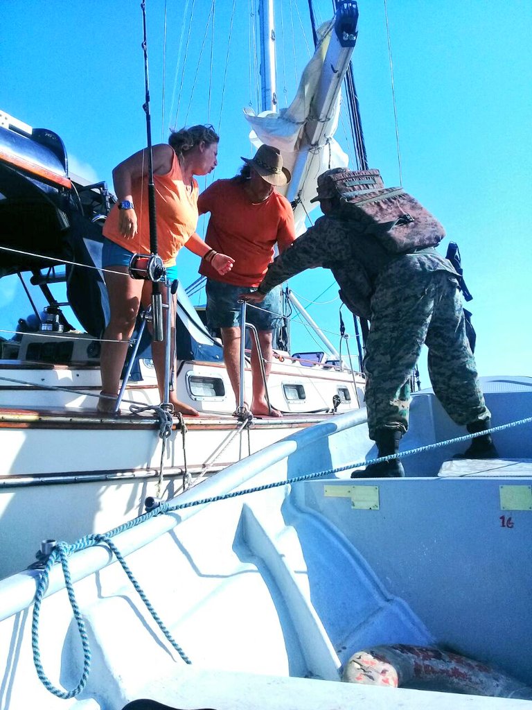 senafrontpanama's tweet photo. Constantes patrullajes marítimo, por el área de Carti Tupile en Guna Yala; brindamos información sobre medidas de prevención a turistas y verificación de documentos para se cumplan con las normas de seguridad al zarpar. #ProgresoSeguro #Marca109 https://t.co/CjUIX4OcdL