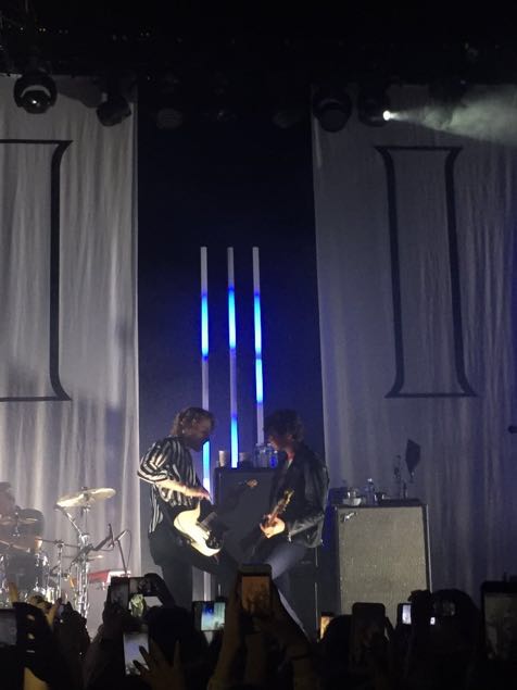 _5SOSFrance's tweet photo. Calum, Ashton et Luke sur scène hier ! // VIA INSIDER // -Ana https://t.co/uAJ9U5aF75