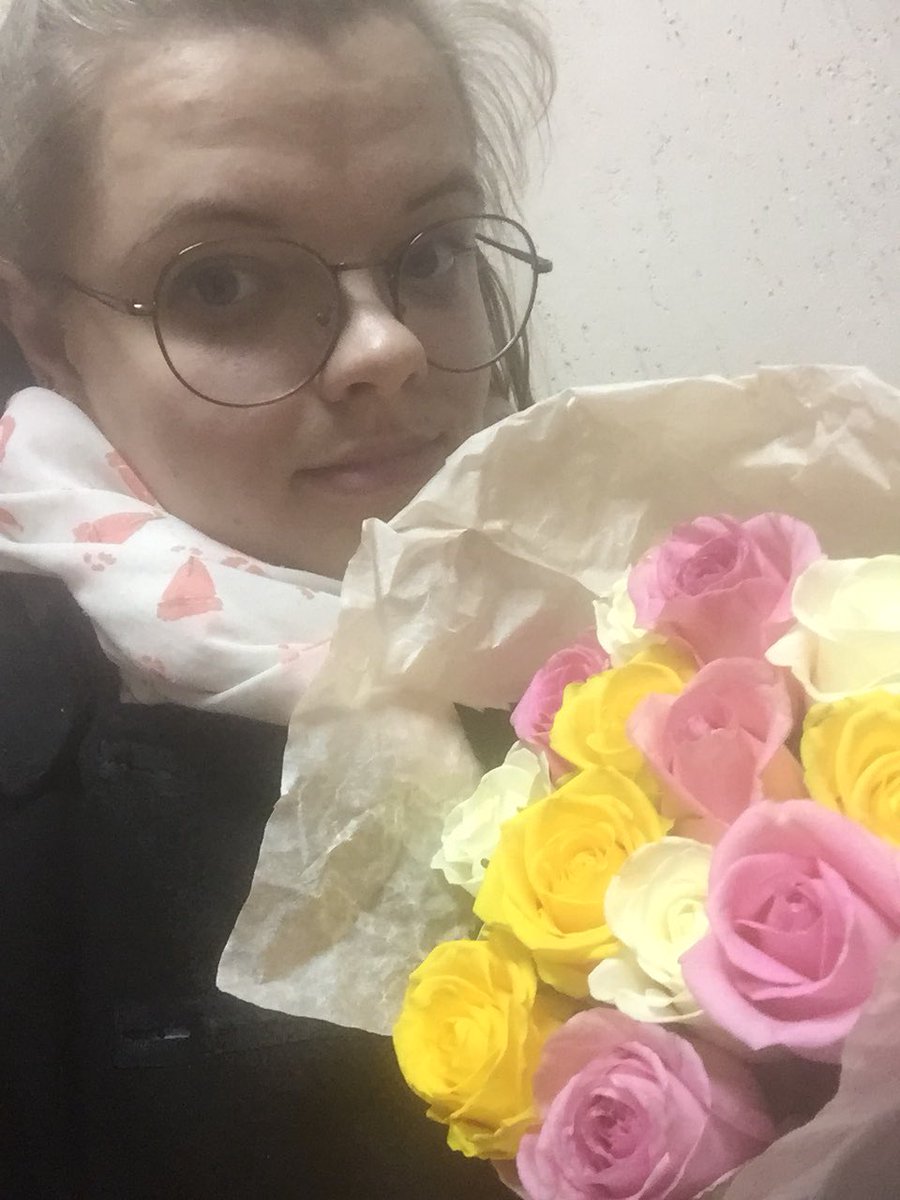 Saha_loz's tweet photo. Только глупая не фоткается с любыми цвнтами, которые попали к ней в руки) 
А эти малютки для мамы! 
Не забывайте говорить мама что они классные) https://t.co/iWbj6xElrC
