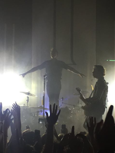 _5SOSFrance's tweet photo. Calum, Ashton et Luke sur scène hier ! // VIA INSIDER // -Ana https://t.co/uAJ9U5aF75