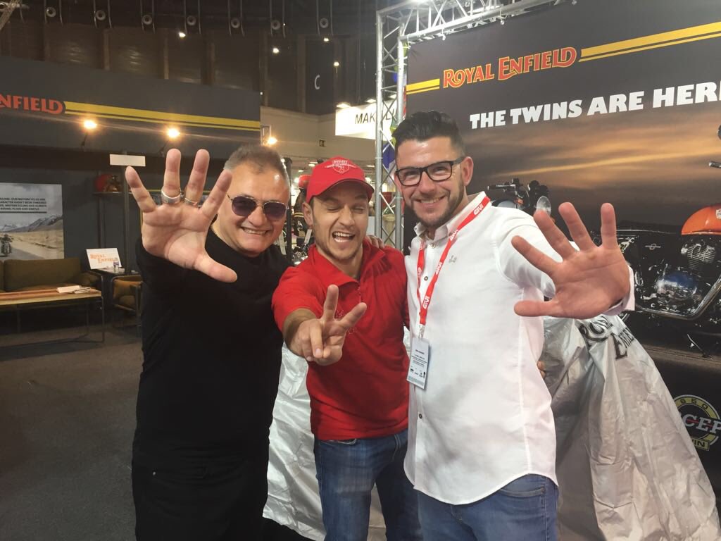 outlet_stunt's tweet photo. En @vivelamoto te puedes encontrar a @ChimoBayo a lomos de una @royalenfield junto a @Emilio_Zamora y su @ducatiesp 
Y lo teníamos que inmortalizar
#HuHa #Gas #VivelaMoto #StuntRiders https://t.co/hCt1RLL0LC