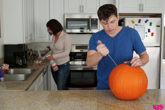 SalutCLucas's tweet photo. Préparer Halloween en famille >>> https://t.co/YqNE5WyYKa