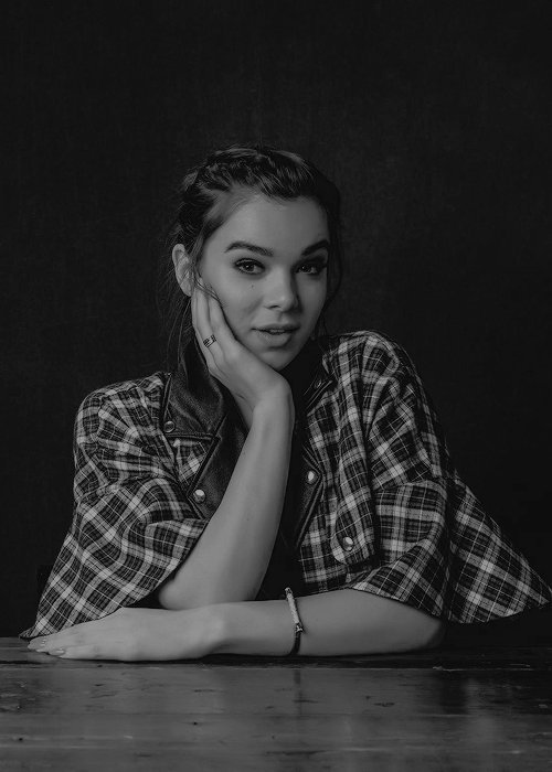 –Mia St James.
–Hija de St Berry.
–FC: Hailee Steinfeld.