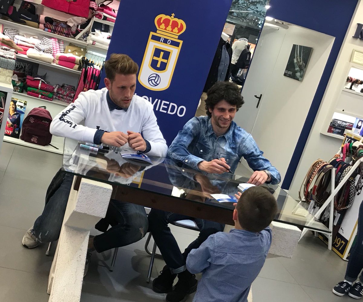 RealOviedo's tweet photo. Nuestros jugadores @carlosRJ4 y @fabbrini_diego están firmandoen Kilarny. ¡Gracias por el cariño, oviedistas! 🤗💙 #RealOviedo https://t.co/EUMf9MrQzi
