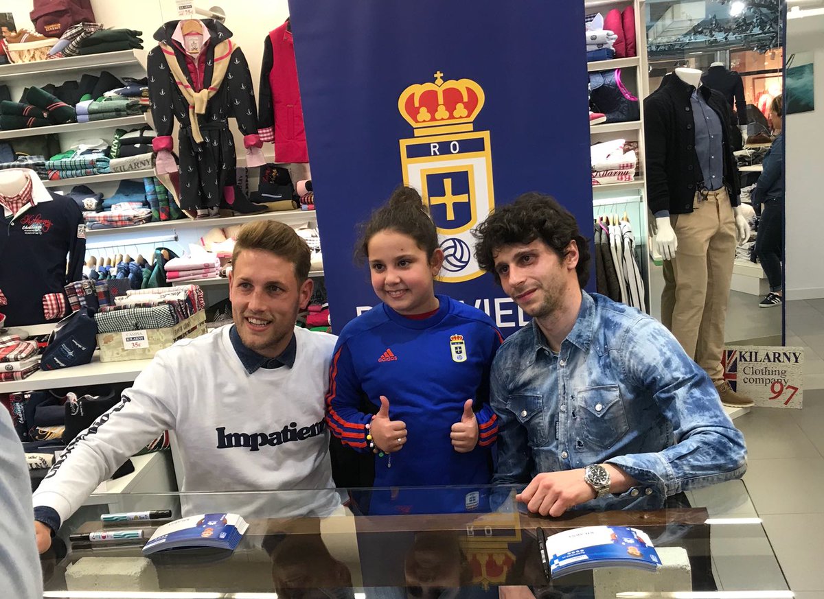 RealOviedo's tweet photo. Nuestros jugadores @carlosRJ4 y @fabbrini_diego están firmandoen Kilarny. ¡Gracias por el cariño, oviedistas! 🤗💙 #RealOviedo https://t.co/EUMf9MrQzi