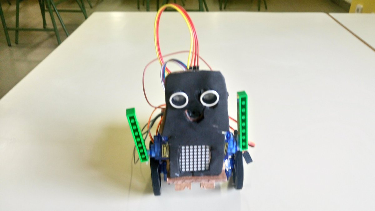 ReneRGorgojo's tweet image. Montaje del robot #DYOR  de @RoboticaFacil @roboticaUPV en #ControlyRobótica3ESO de @ieslagandara en @educacyl.