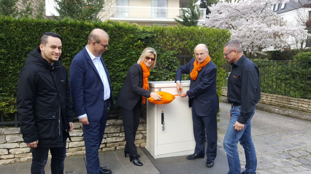 maTournaire's tweet photo. A Bois-Colombes, @OrangeIDF inaugure l'armoire #Fibre destinée à terminer le raccordement des pavillons. Et, pour tout savoir sur le #FTTH rendez-vous à la mairie au 15 rue Charles Duflos : des stands et une conférence vous y attendent ! https://t.co/dYwOfh0mEN