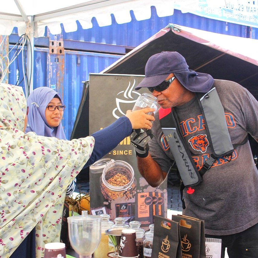 kopigadingID's tweet photo. Aroma itu tak pernah bohong. Tapi jangan dulu berbangga, aroma yang bagus tidak selalu berbanding lurus dengan cita rasa. Bagaimana menurut Anda?
#kopiku #kopimu #kopikita #kopigadingcempaka #bengkulu #robusta #arabika #aurgading #curup #sindangdataran #sintaro #kopibengkulu https://t.co/bswdANq66k
