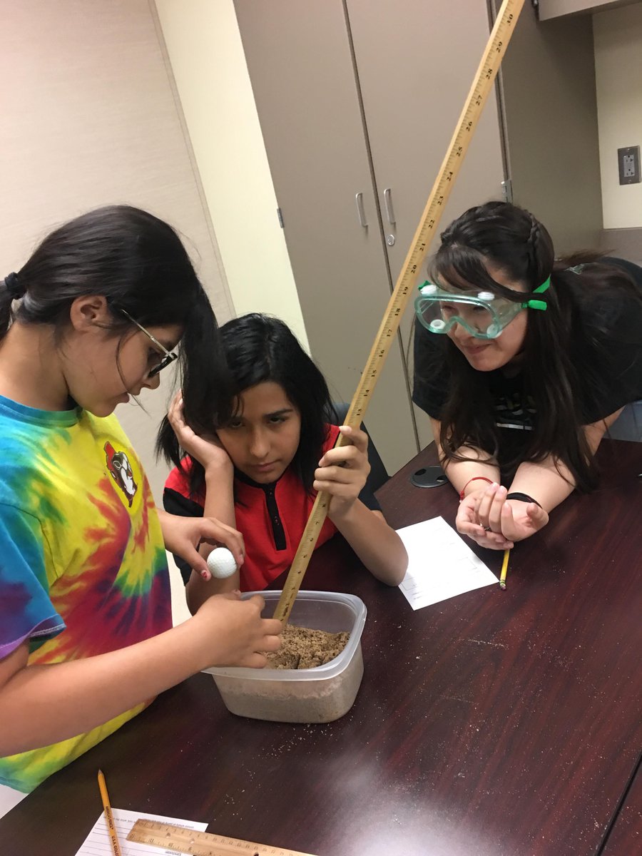 ScienceDiva75's tweet photo. 3rd period Connect Students working hard on science investigations https://t.co/InyiTycf3d