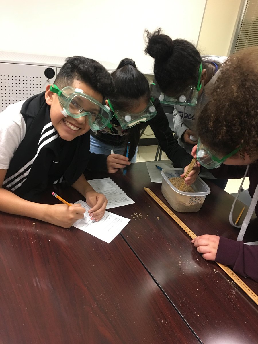 ScienceDiva75's tweet photo. 3rd period Connect Students working hard on science investigations https://t.co/InyiTycf3d