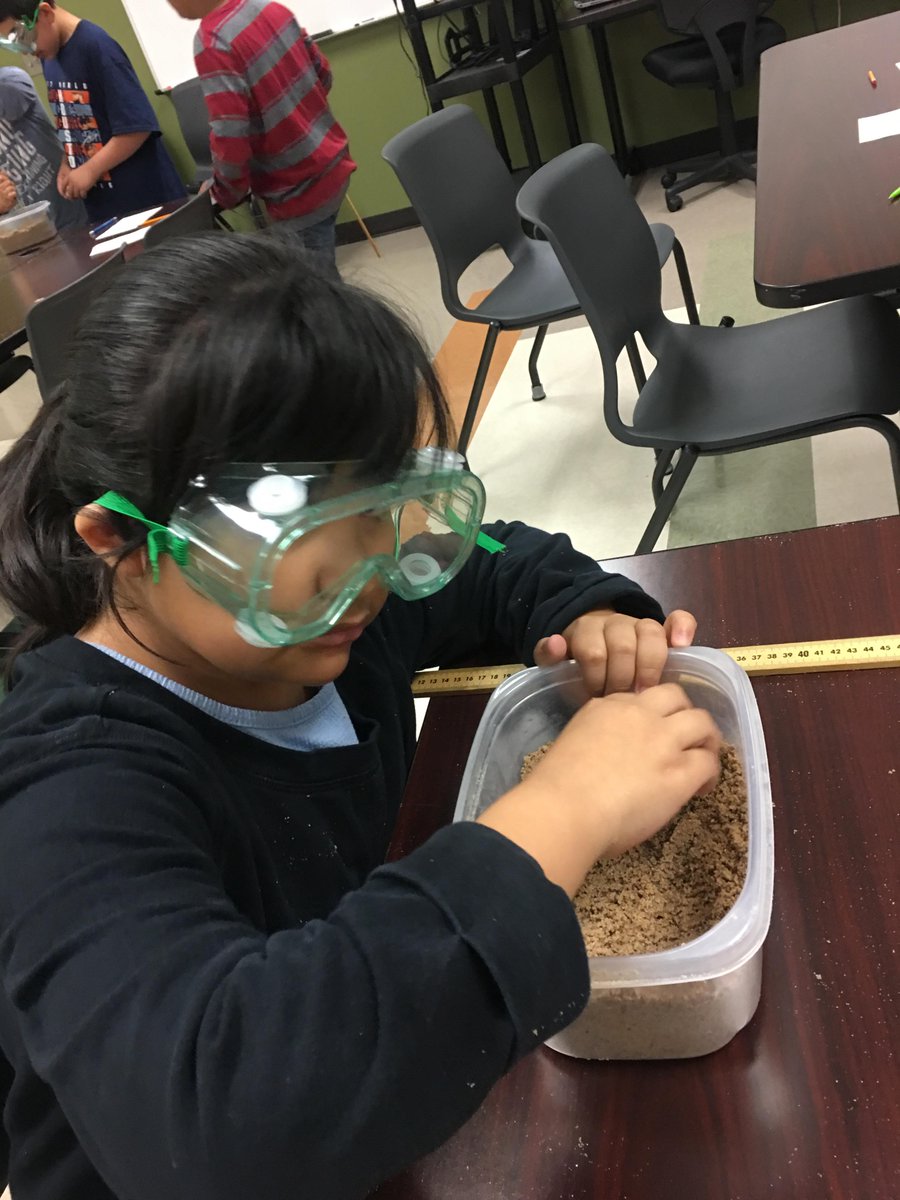 ScienceDiva75's tweet photo. 3rd period Connect Students working hard on science investigations https://t.co/InyiTycf3d