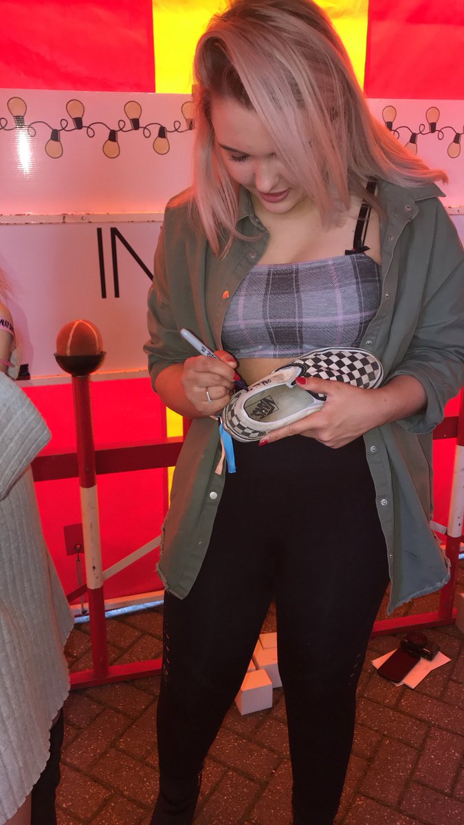 sophs_rosex's tweet photo. #bigbeautydayout was so amazing!! meeting all my faves and having such long convos with @milliet25 and @jctmw_ as well as @AnastasiaK_xoxo signing my shoe (the first she’s ever signed) and jacob sending @tanamongeau a snapchat of me!! couldn’t have asked for a better day❤️ https://t.co/iqx51ygexY