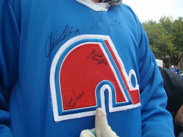 VinDoyon's tweet photo. Twitter HELP!
Perdu mon chandail bleu des Nordiques  avec une quinzaine de signatures de joueurs. Très probablement perdu au Centre Vidéotron le dimanche 25 mars, lors du 2e match à domicile des Remparts. (Beaucoup plus de signatures aujourd'hui)
Partagez SVP! #Nordiques https://t.co/kGn7wL7eDH