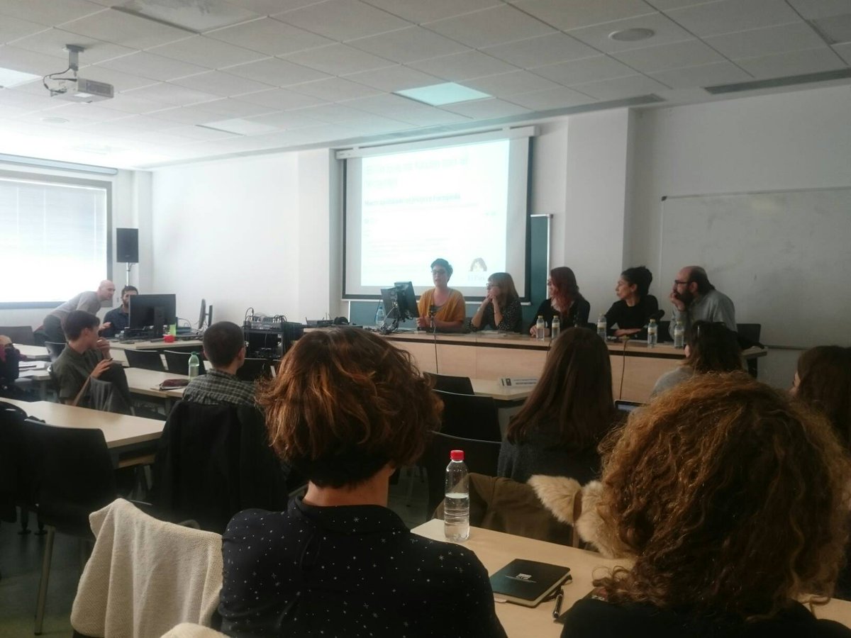 miguelenlared's tweet photo. «Voz tenemos todxs, lo que a veces no se permite es que tengamos canales para expresarnos socialmente», @andreamomoitio de @pikaramagazine, en la jornada #Trans18, en @PeriodismoUCLM. https://t.co/wERlsz36xr