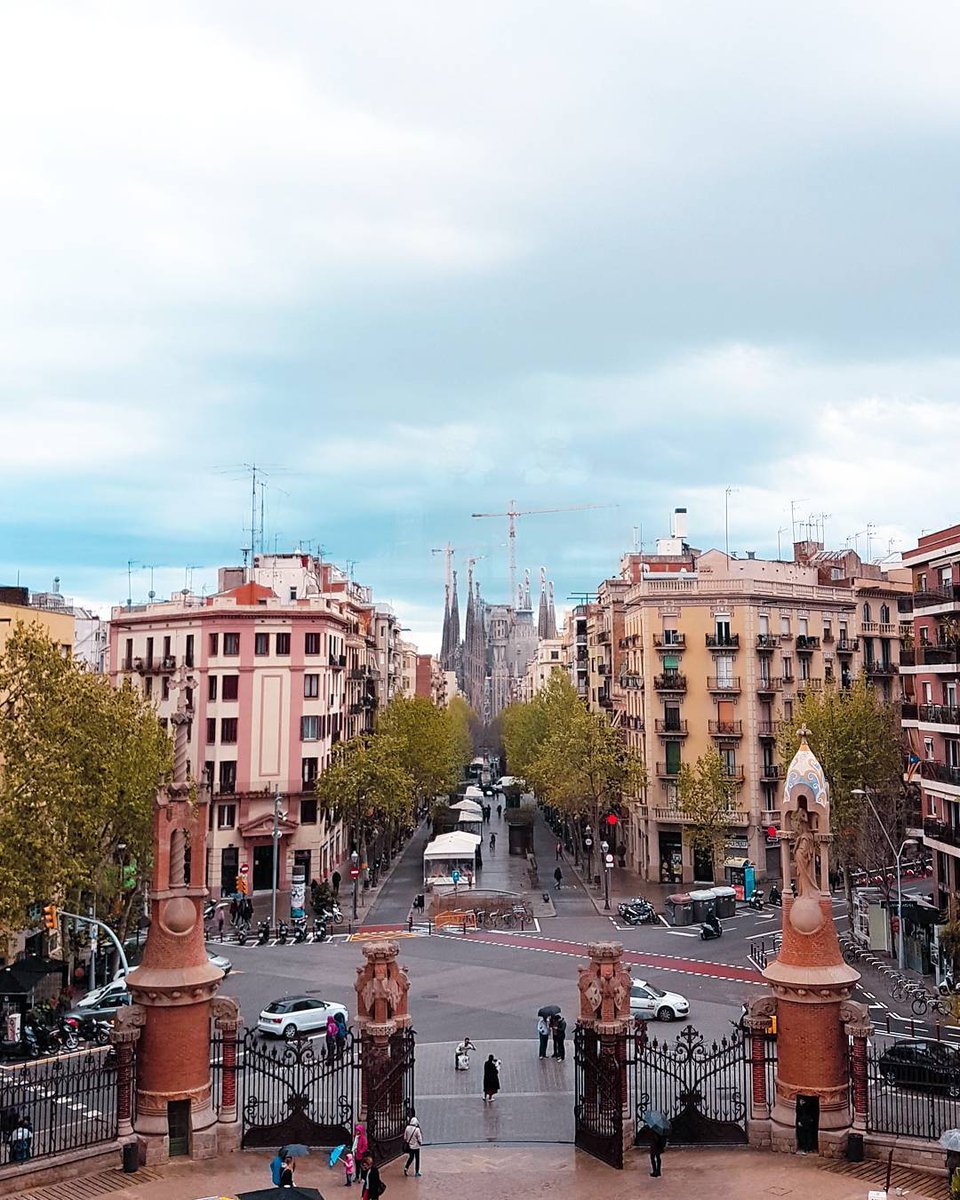 inspbarcelona's tweet photo. Nubes en la capital condal ☁☁☁
©mimi.zh #Barcelona https://t.co/itZvkgDAUi