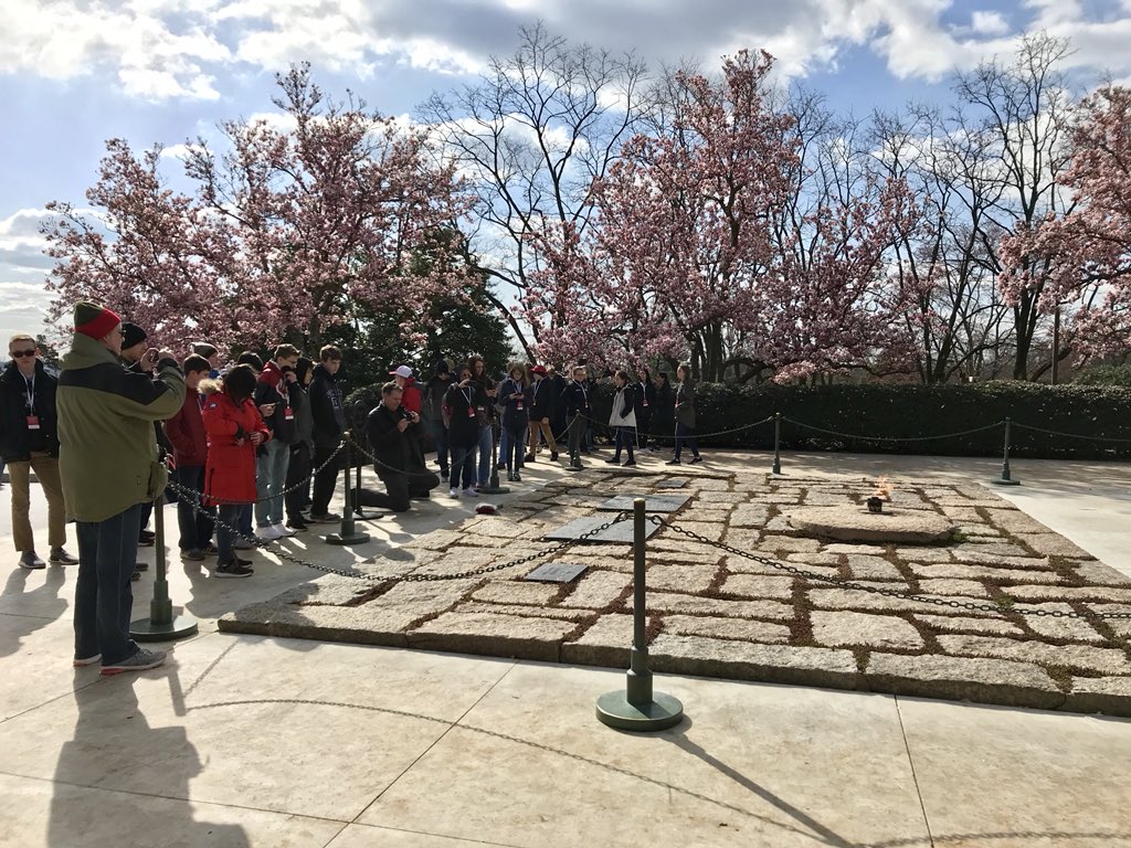 FoutzSci's tweet photo. Spent some time at Arlington National Cemetery this morning and witnessed the Changing of the Guard at the Tomb of the Unknown Soldier, the former home of General Robert E. Lee, and the final resting place of President Kennedy. Powerful experience! #wmsdc2018 @sandstgsp https://t.co/gSMcis8xW1