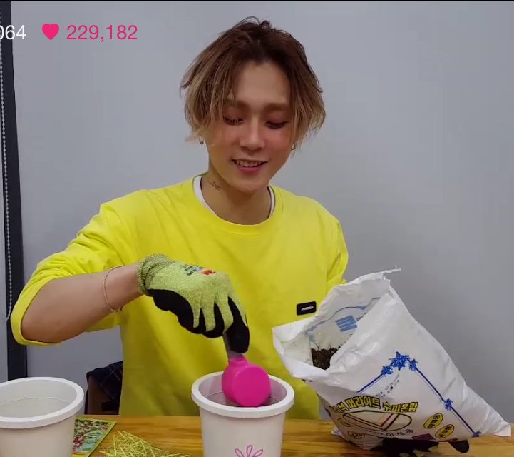 E'Dawn with his plants and flowers - Celebrity Photos & Videos - OneHallyu