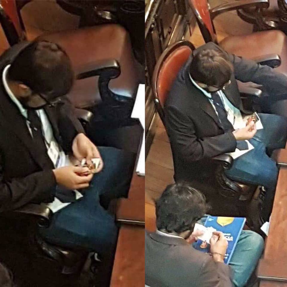 Desmo_fut's tweet image. En medio de una importante sesión del congreso brasileño, donde se definía ni más ni menos que el futuro de Lula Da Silva.. Los políticos intercambiaban láminas del álbum del mundial. 🤔

¿Qué pasó ahí @PaniniSportMx ? Nos han enviciado 😂