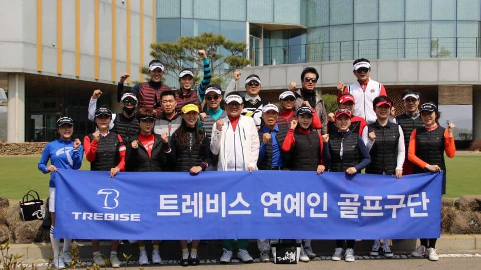 okmat5966's tweet photo. 2018. 3. 26 월
in 한원CC

《트레비스 연예인 골프구단 3월 정기라운드》좋은 사람들과의 기분좋은 골프대회 무사히 잘 마쳤습니다.

#트레비스연예인골프구단 #정기라운드 #한원CC #골프 #트레비스 #TREBISE #박성용대표 #골프웨어 #온유어패럴  #국악인 #전해옥 #마라토너 #이봉주 #김선희 https://t.co/tH2Zcm0e85