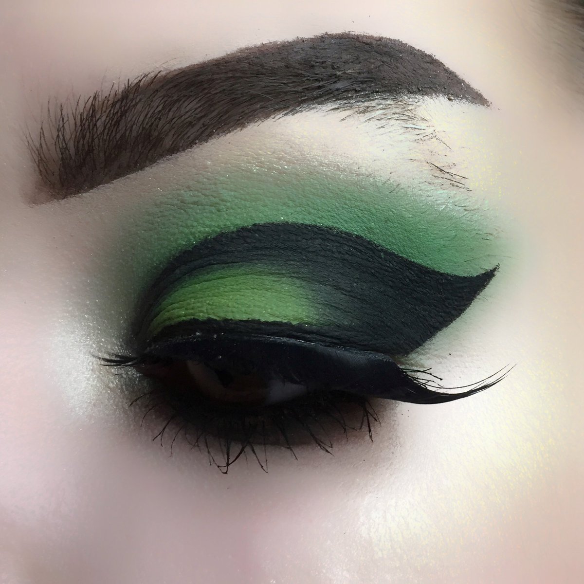muaems1's tweet photo. HOGWARTS: Slytherin 🐍✨ eyes: @nyxcosmetics @nyxcosmetics_uk #ultimateshadowpalette #brights #ultimateshadowpalettebrights @thebalm_cosmetics #meetmattetrimony (Matt Ahmed) #howarts #harrypotter #hogwartshousemakeup #slytherin #glow #makeup https://t.co/gcIQBhByj5