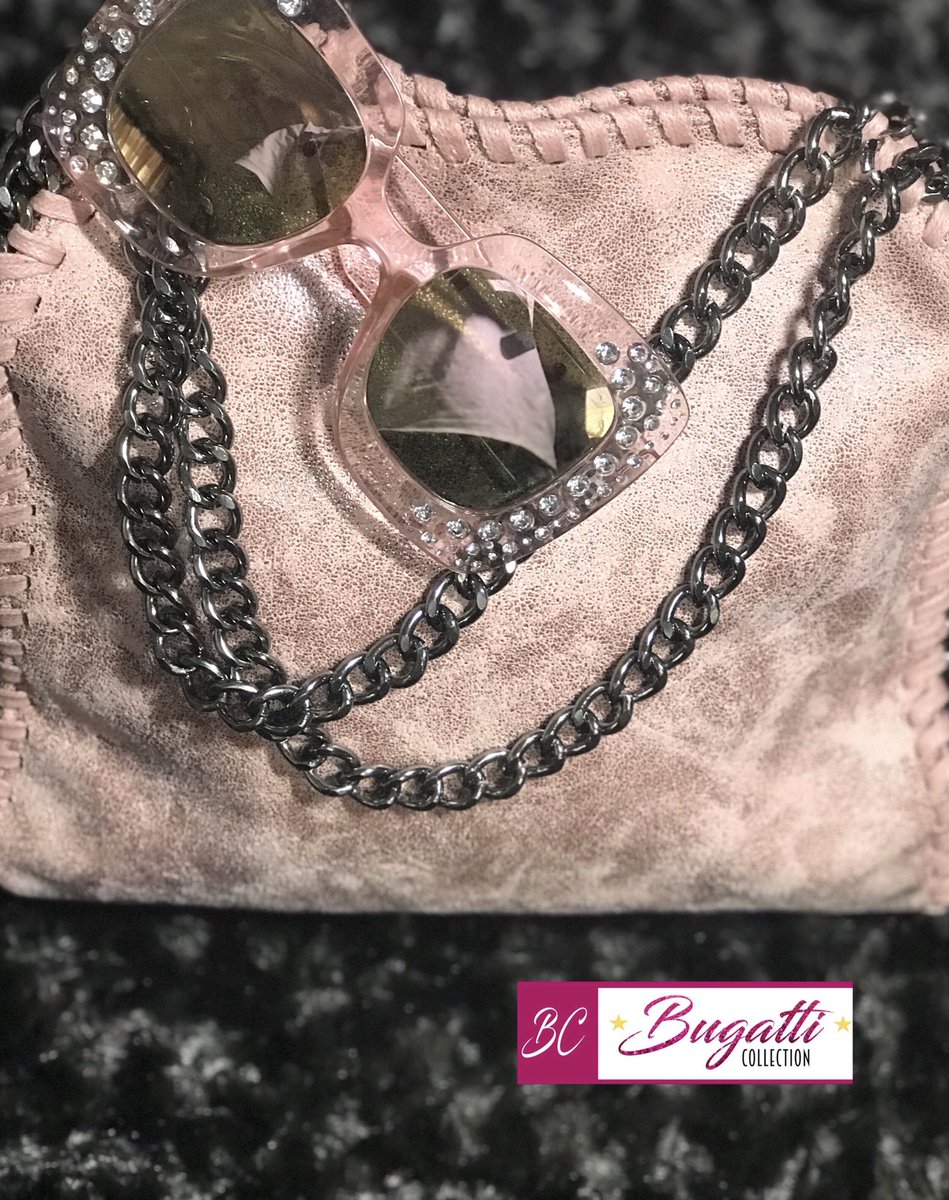 Gshelly7's tweet photo. Available Now😻🤤$35 For Purse $15 For Shades!! $45 For Both! Pick Up Or Drop Up In Chicago Area Only! Dm me About Purchase #bugatticollection #chicago #purse #shades #chicagodeals #onlineboutique #boutique https://t.co/CYfHcleUvj
