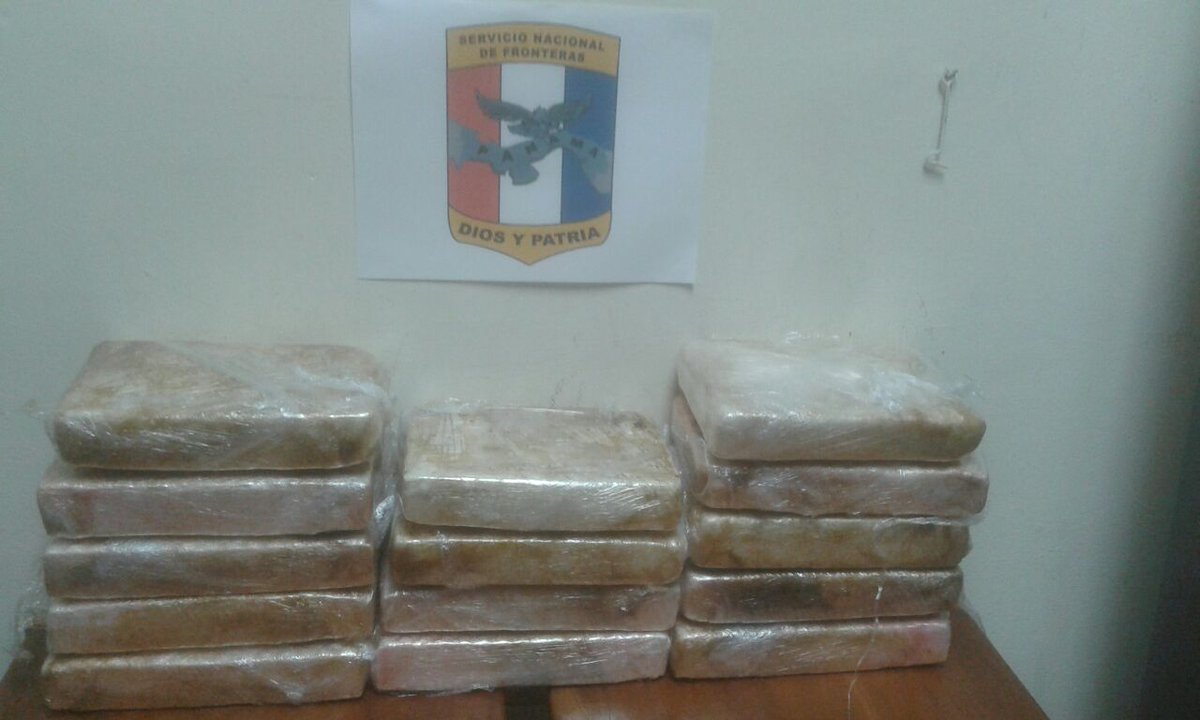 senafrontpanama's tweet photo. Unidades logran la aprehensión de dos ciudadanos con presunta sustancia ilícita en el Puesto de Control de San Isidro, Chiriquí. https://t.co/pd9jBJNZLW