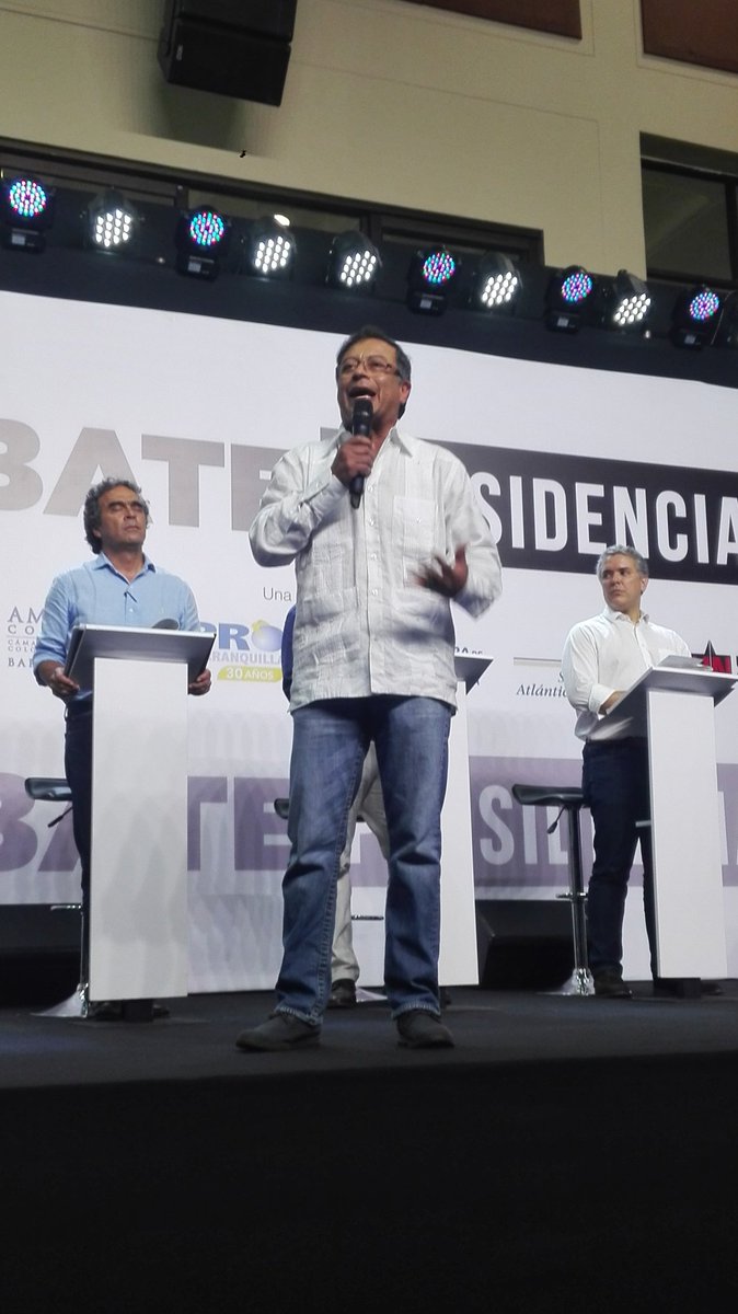Para que pueda haber reconciliación, la JEP debe abrirse a todos los actores del conflicto, a los paramilitares, al ELN, a.los funcionarios públicos, incluido el presidente de la República, de tal manera que éstos puedan decir la verdad a cambio de reducción de pena <a href="/petrogustavo/">Gustavo Petro</a>