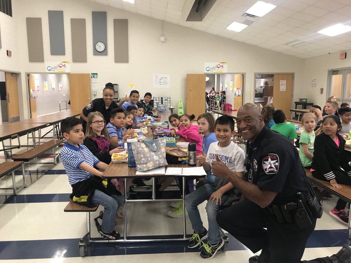 2nd grade students are enjoying lunch with officers from <a href="/TheColonyPolice/">The Colony Police</a>. <a href="/LewisvilleISD/">Lewisville ISD</a> #lisdculture <a href="/TheColonyTexas/">City of The Colony</a>