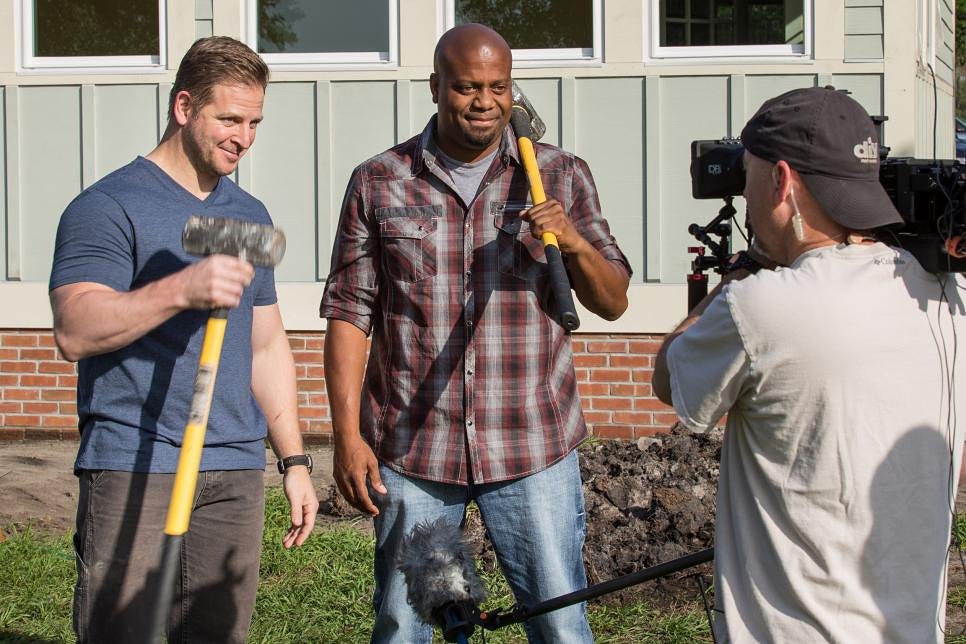 jcamerontv's tweet photo. #TBT joining @thechrisgrundy on Blog Cabin 2014. #grundy #sledgehammer #blogcabin https://t.co/esZ1PaVQEt