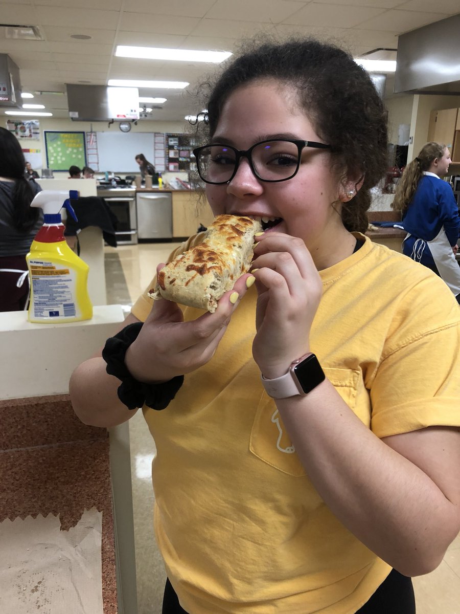 MissSavitski's tweet photo. Ficossia Bread 😍🥖#getinmybelly #CulinaryArtsII https://t.co/ammF8jEoYG