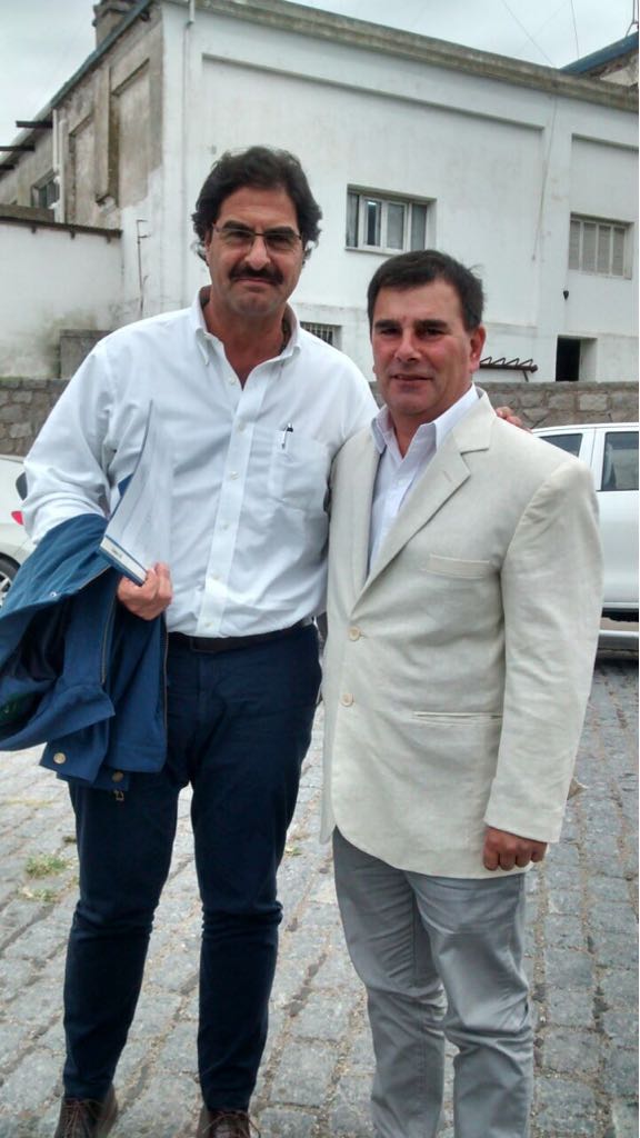 BertellysHernan's tweet photo. Hoy en Necochea, le entregué al ministro de Agroindustria de la Provincia, Leonardo Sarquís, la solicitud para declarar la emergencia agropecuaria por la sequía que sufren varios sectores del Partido.
El acta se elaboró ayer en la Comisión Local de Emergencia. #PrimeroAzul https://t.co/GOVkcE3AzR