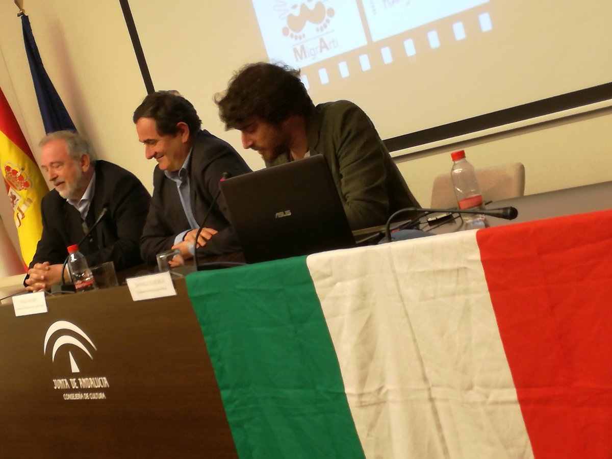 ruthdefrutos's tweet photo. El responsable de #MigrArti pone de ejemplo a @La_Guarimba como proyecto de integración a través del cine en la actividad de la #DanteAliguieriMalaga en el @CAL_Letras dentro del @MAFmalaga #Italia https://t.co/LWPKlF7eio