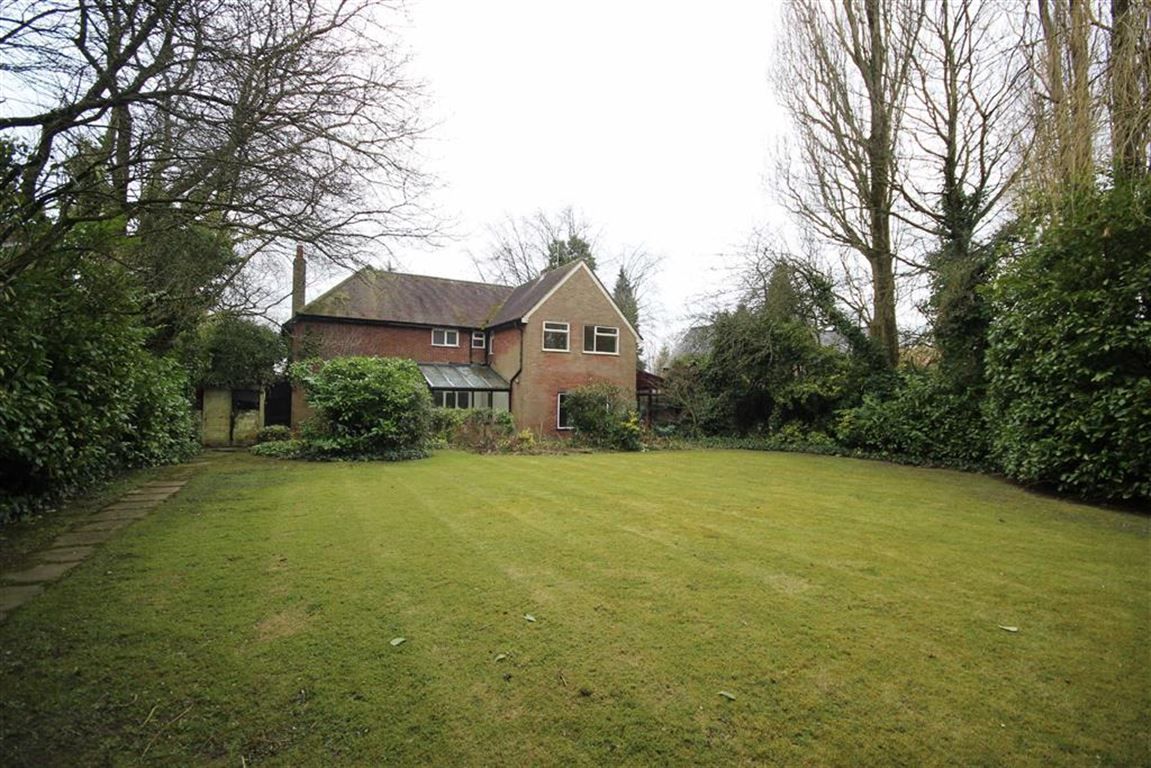 This great CHAIN FREE 4 bedroom house is available on Leigh Road in #Worsley. This house is situated on a large plot with great development opportunities. bit.ly/2Jg1VMX