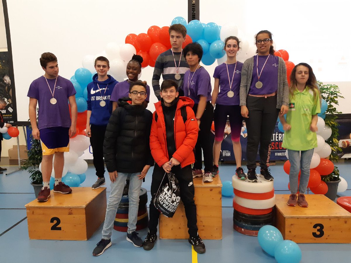 As_GDNCaen's tweet photo. Bravo à nos 2 équipes filles 🚺et garçons🚹 pour leur belle performance puisqu'elles reviennent chacune avec la médaille d'argent de vice champion de France d'#halterophilie 🏆 #UNSS
Nous nous sommes très fiers-es de leur performance et de leur attitude.
@UNSSCalvados @acCaen https://t.co/3jKd9FBrj2