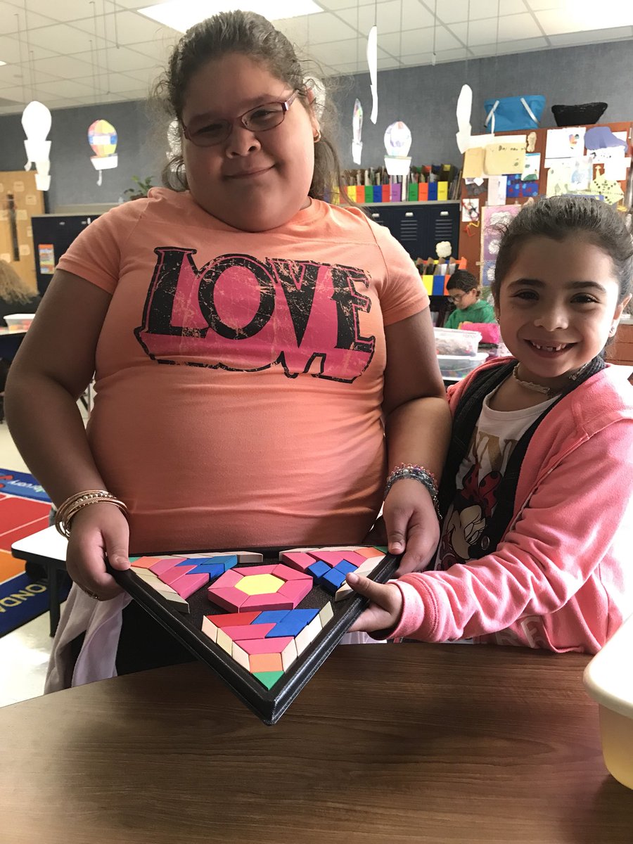 StocktonClass's tweet photo. #patternblocks can be used to make unique designs #fantasticfirsties #welovemath #iheartpces @PetersColonyES https://t.co/RMnAf5FiZG
