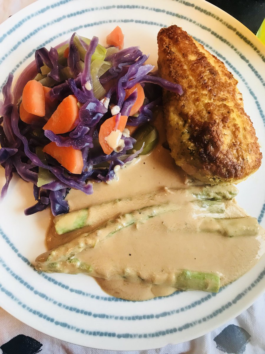 Chanimal13's tweet photo. #slimmingworld SP tea tonight- Garlic &amp; breadcrumbed chicken breast (4syns due to Panko Breadcrumbs) served with various speedy veg and Syn free peppercorn sauce 🐓 https://t.co/1pnI0db6GA