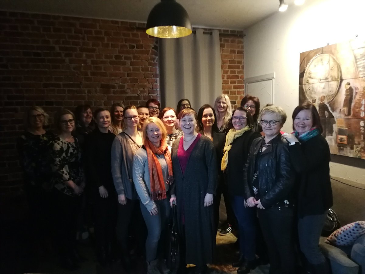 PeeKoon's tweet photo. Kumpa tämä kaikki tieto sijoittamisesta olisi ollut jo nuorena. #howtomosjk koulutuksessa Seinäjoella Sijoittamisen alkeista meille oli puhumassa Senior Private Banker Johanna Holopainen. Huikea ilta taas! Kiitos naiset! 
 #sijoittaminen https://t.co/1jy0V7es9r